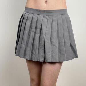 Grey pleated mini skirt. Super preppy!